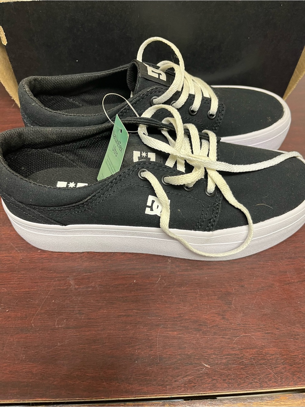 DC Trase Platform Sneakers • Women’s 7 • Black • NWT